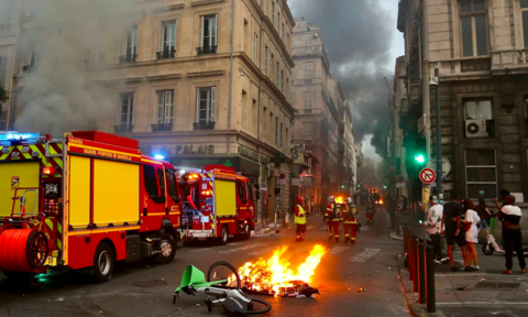 Người biểu tình đốt xe trong vụ bạo động ở Pháp 