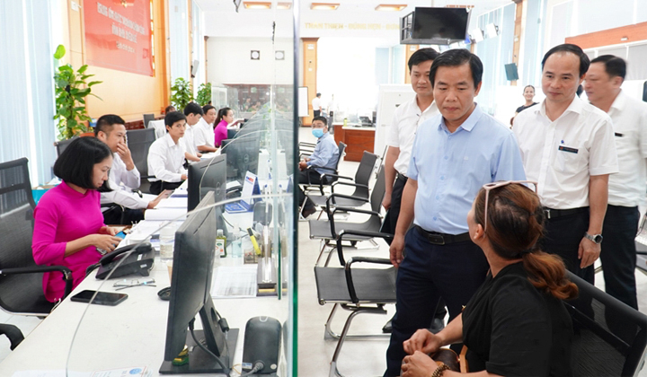 Chủ tịch UBND tỉnh Thừa Thiên Huế Nguyễn Văn Phương kiểm tra thực tế công tác giải quyết thủ tục hành chính trên địa bàn (Ảnh: thuathienhue.gov.vn)