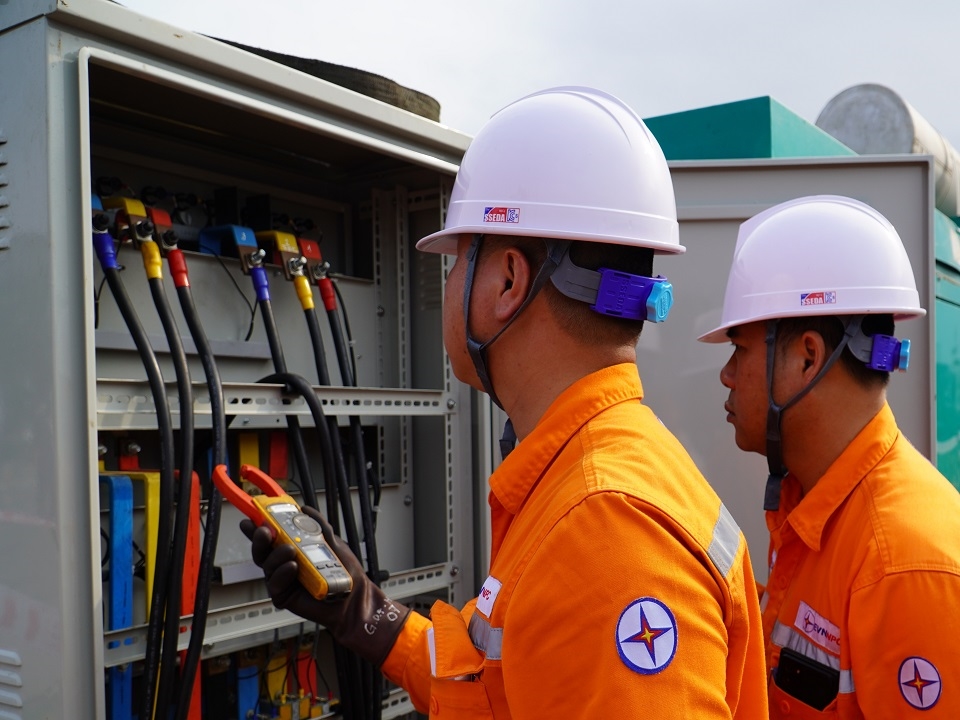 Điện lực TP Hạ Long kiểm tra thông số kỹ thuật đảm bảo cung cấp điện an toàn, liên tục