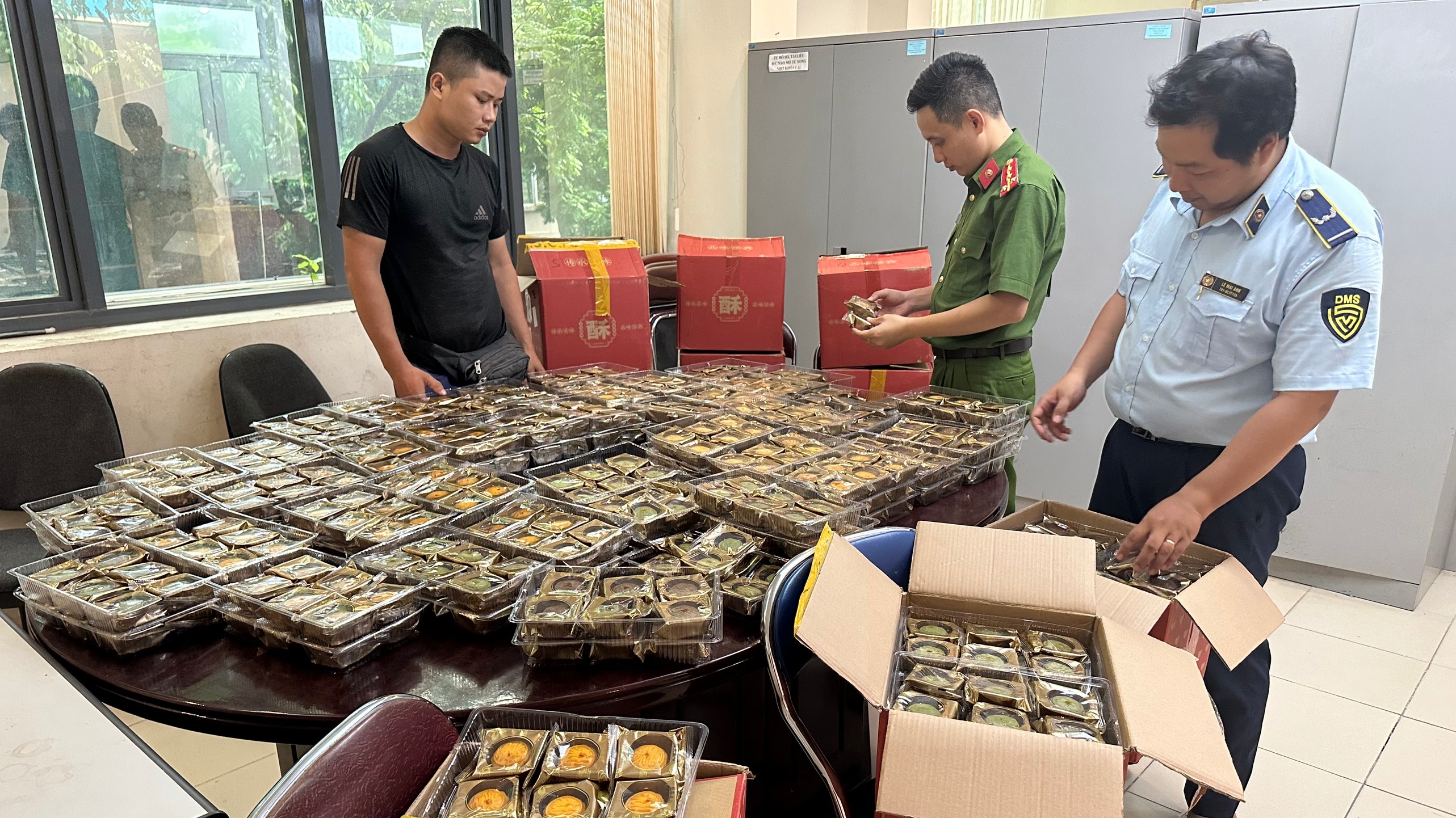 Quản lý thị trường Hà Nội: Phát hiện, tạm giữ trên 800 chiếc bánh trung thu không rõ nguồn gốc, xuất xứ 