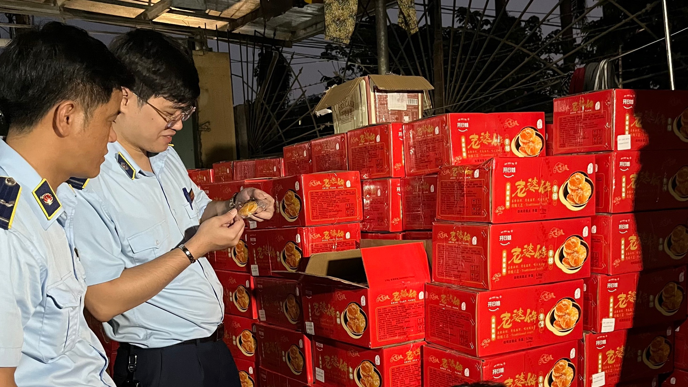 Quản lý thị trường Hà Nội: Tiếp tục phát hiện số lượng lớn bánh trung thu nhập lậu