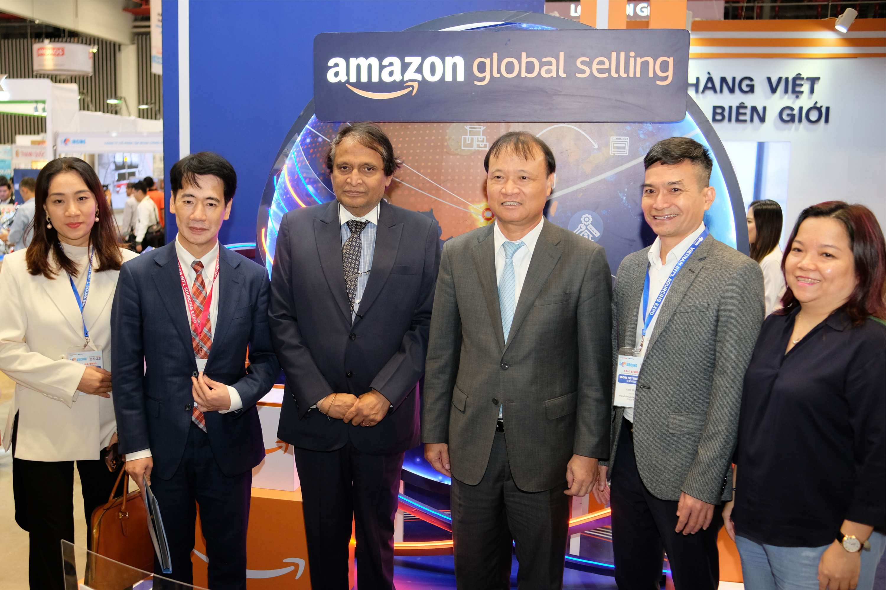 Các đại biểu tham quan gian hàng Amazon Global Selling Việt Nam tại Triển lãm Vietnam International Sourcing 2023