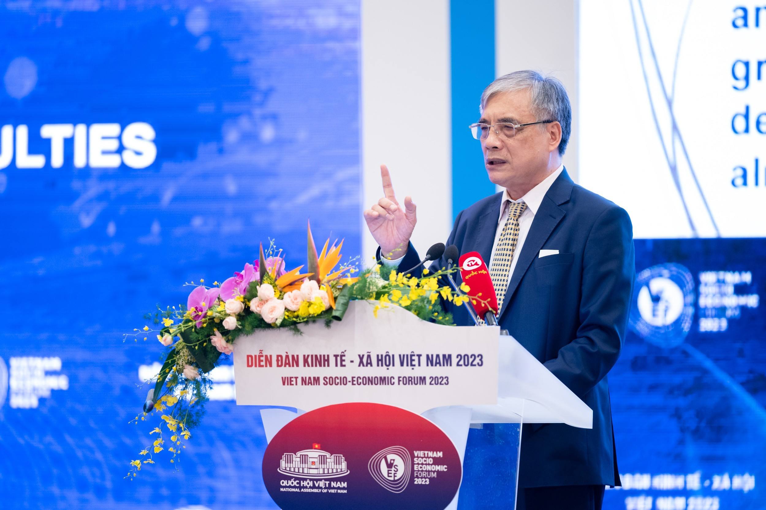 PGS.TS Trần Đình Thiên - Nguyên Viện trưởng Viện Kinh tế Việt Nam trình bày tham luận: "Khơi thông nguồn lực, phát huy nội lực, đưa nền kinh tế sớm phục hồi và bứt phá phát triển"