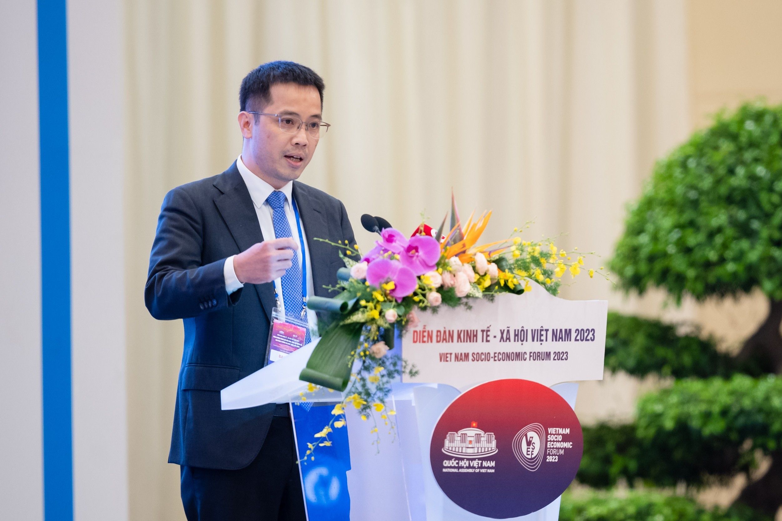 Ông Đậu Anh Tuấn - Phó Tổng Thư ký, Trưởng Ban Pháp chế, Liên đoàn Thương mại và Công nghiệp Việt Nam VCCI trình bày tham luận “Tháo gỡ các rào cản, khó khăn cho doanh nghiệp Việt Nam”