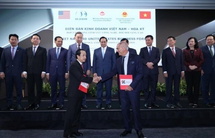 Trước sự chứng kiến của Thủ tướng Phạm Minh Chính và phái đoàn cấp cao, ông Bùi Hoàng Tùng, Phó Chủ tịch cấp cao Rikkeisoft (phía dưới, bên trái) công bố quyết định đầu tư lên tới 30 triệu USD vào thị trường Mỹ. Ảnh: VGP