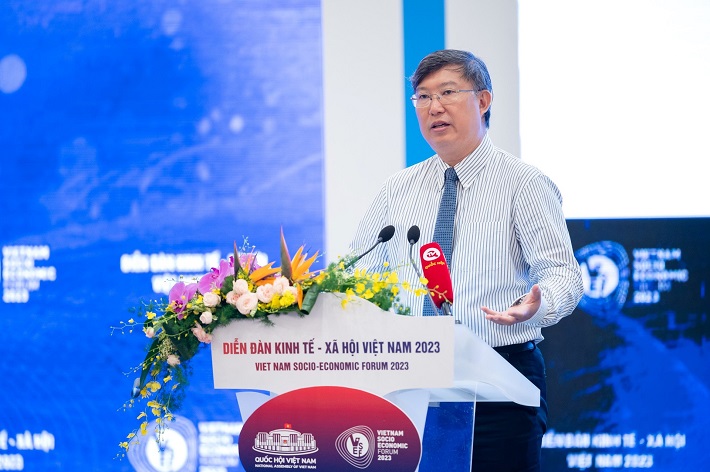 Ông Nguyễn Xuân Thành, giảng viên Trường chính sách công và quản lý Fulbright Việt Nam trình bày tham luận với chủ đề “Chuyển đổi xanh” và thách thức tăng trưởng kinh tế trung hạn.