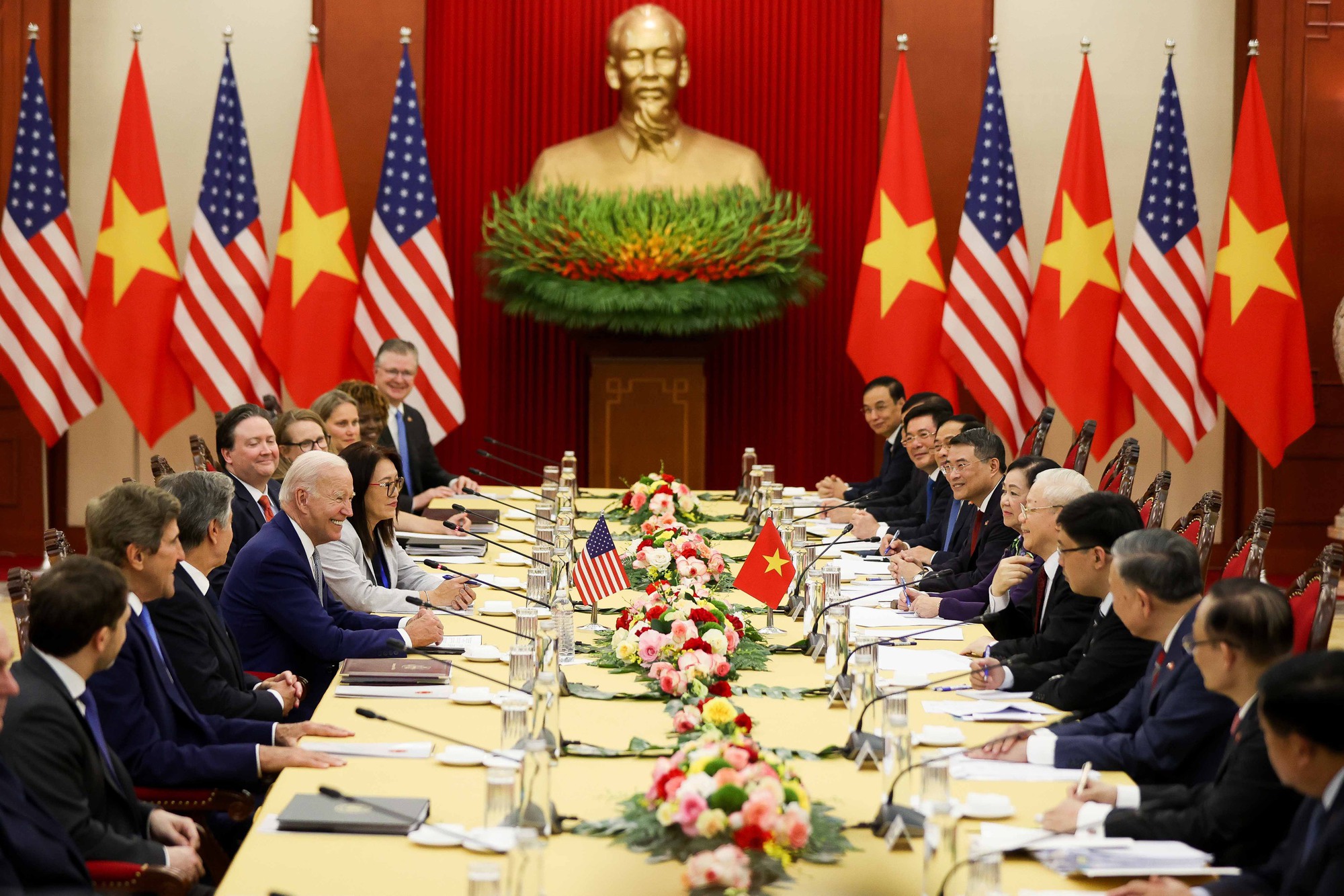 Tổng Bí thư Nguyễn Phú Trọng dẫn đầu Đoàn đại biểu cấp cao Việt Nam và Tổng thống Hoa Kỳ Joe Biden dẫn đầu Đoàn đại biểu cấp cao Hoa Kỳ tiến hành hội đàm, tại Trụ sở Trung ương Đảng - Ảnh: VGP/Nhật Bắc
