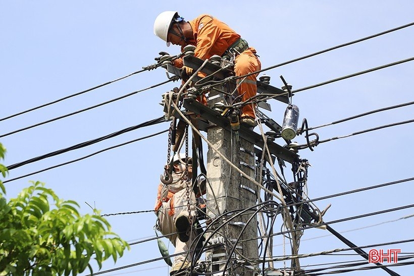 Công nhân Điện lực Hương Khê xử lý khiếm khuyết lưới điện tại xã Lộc Yên