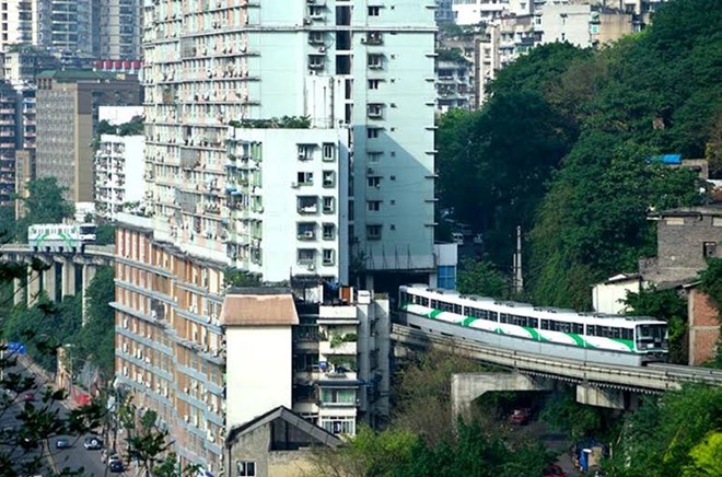 Ga tàu điện chạy “xuyên thủng” nhà 19 tầng độc nhất thế giới