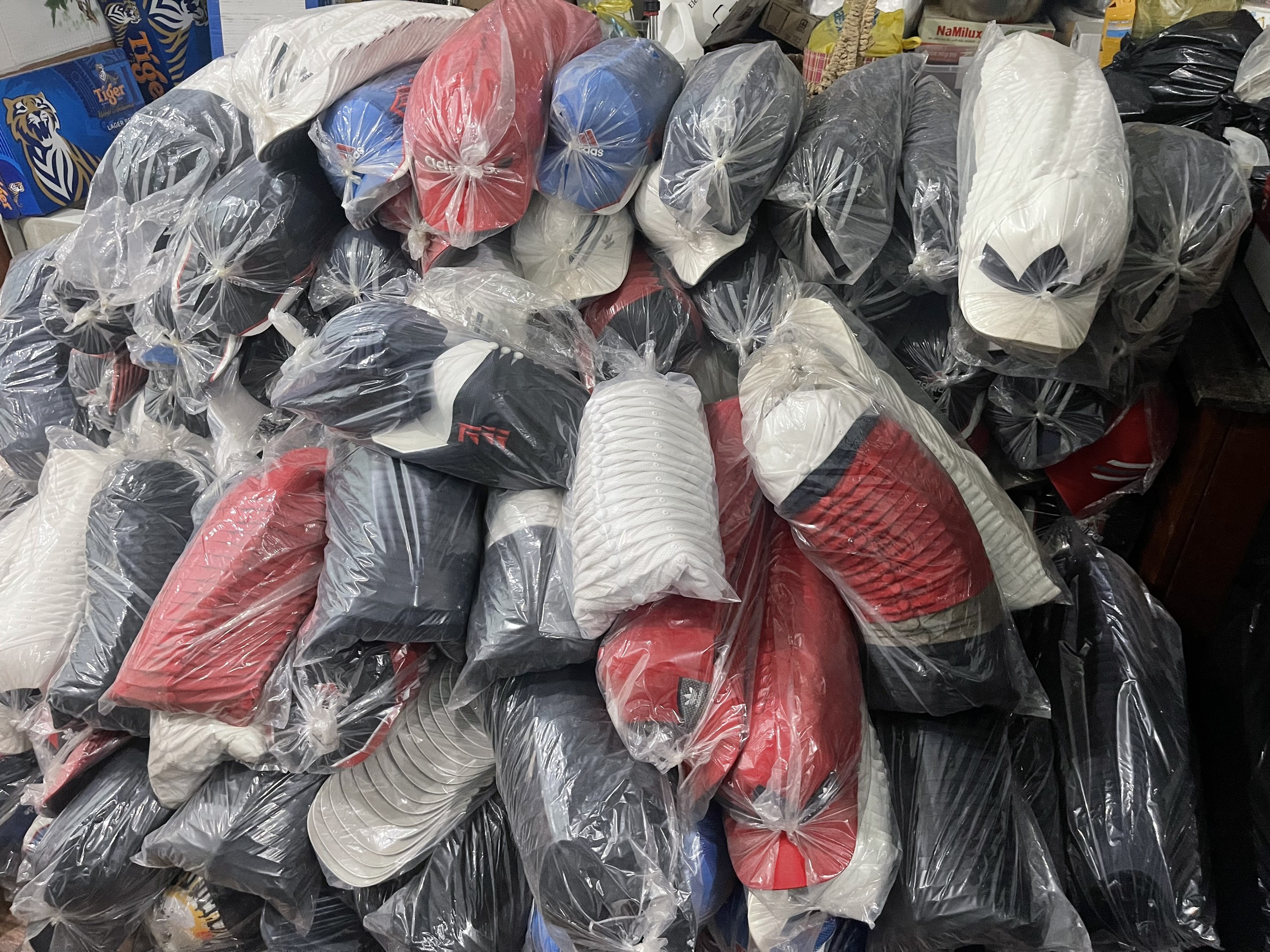 Lực lượng QLTT Bình Dương vừa phát hiện trên 32.000 sản phẩm mũ vải nghi giả mạo nhãn hiệu được bảo hộ độc quyền.