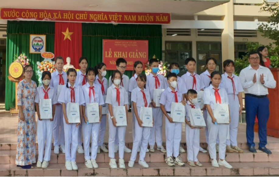 Thủy điện An Khê - Ka Nak trao quà tiếp sức năm học mới