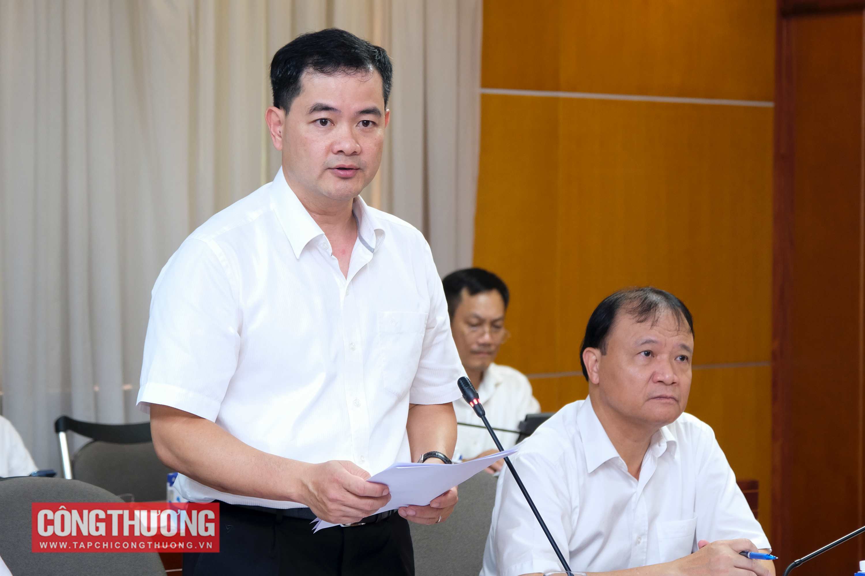 Ông Bùi Huy Sơn - Vụ trưởng Vụ Kế hoạch - Tài chính báo cáo về dự thảo Kế hoạch triển khai Quy hoạch hạ tầng xăng dầu, khí đốt thời kỳ 2021-2030, tầm nhìn đến năm 2050