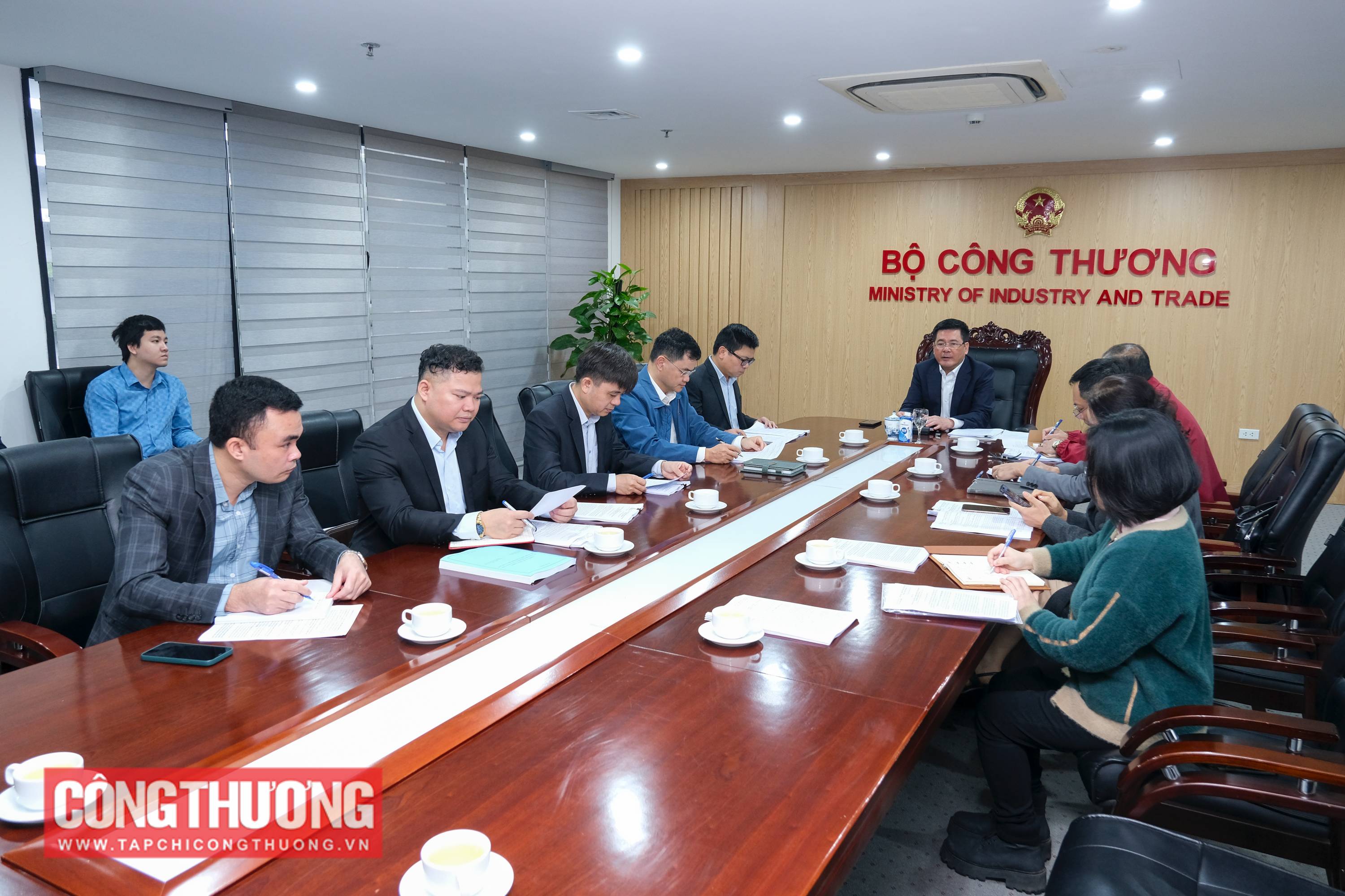 Bộ trưởng Nguyễn Hồng Diên đã tổ chức buổi làm việc với các đơn vị thuộc Bộ về việc xây dựng Luật Công nghiệp trọng điểm và chiến lược phát triển các ngành công nghiệp thuộc phạm vi quản lý nhà nước của Bộ Công Thương