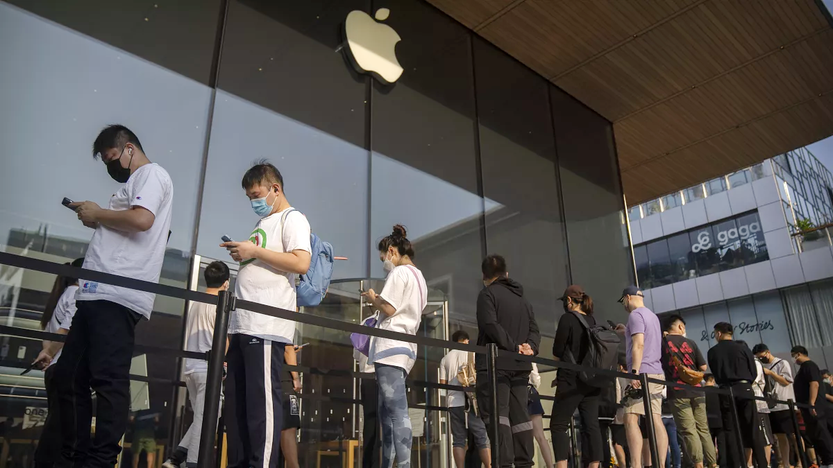 Dòng người xếp hàng mua iPhone bên ngoài một cửa hàng Apple tại Trung Quốc