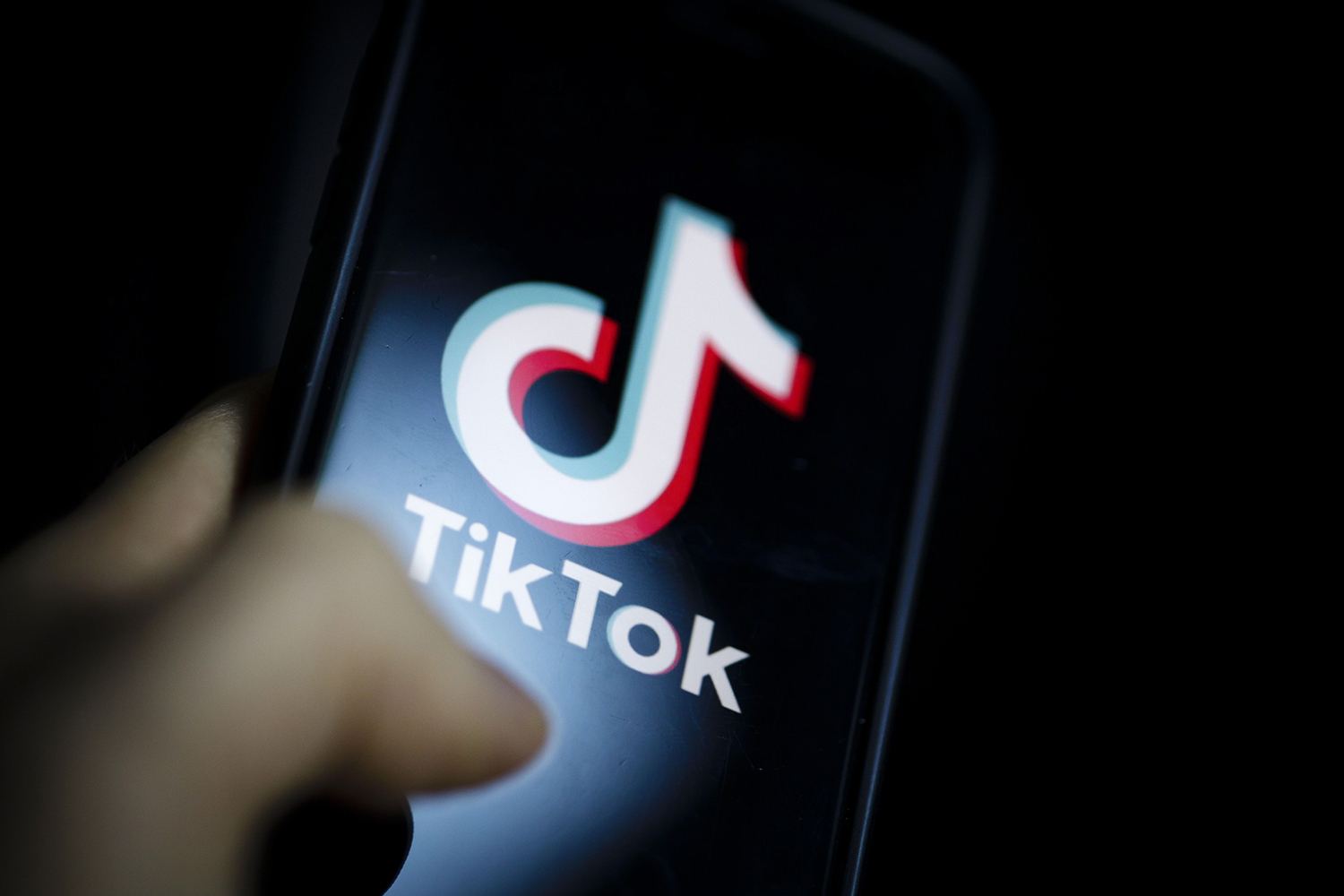 Một số người tỏ ra lo lắng vì nguy cơ lộ dữ liệu nhạy cảm khi TikTok đang yêu cầu người dùng iPhone cung cấp mã mở máy.