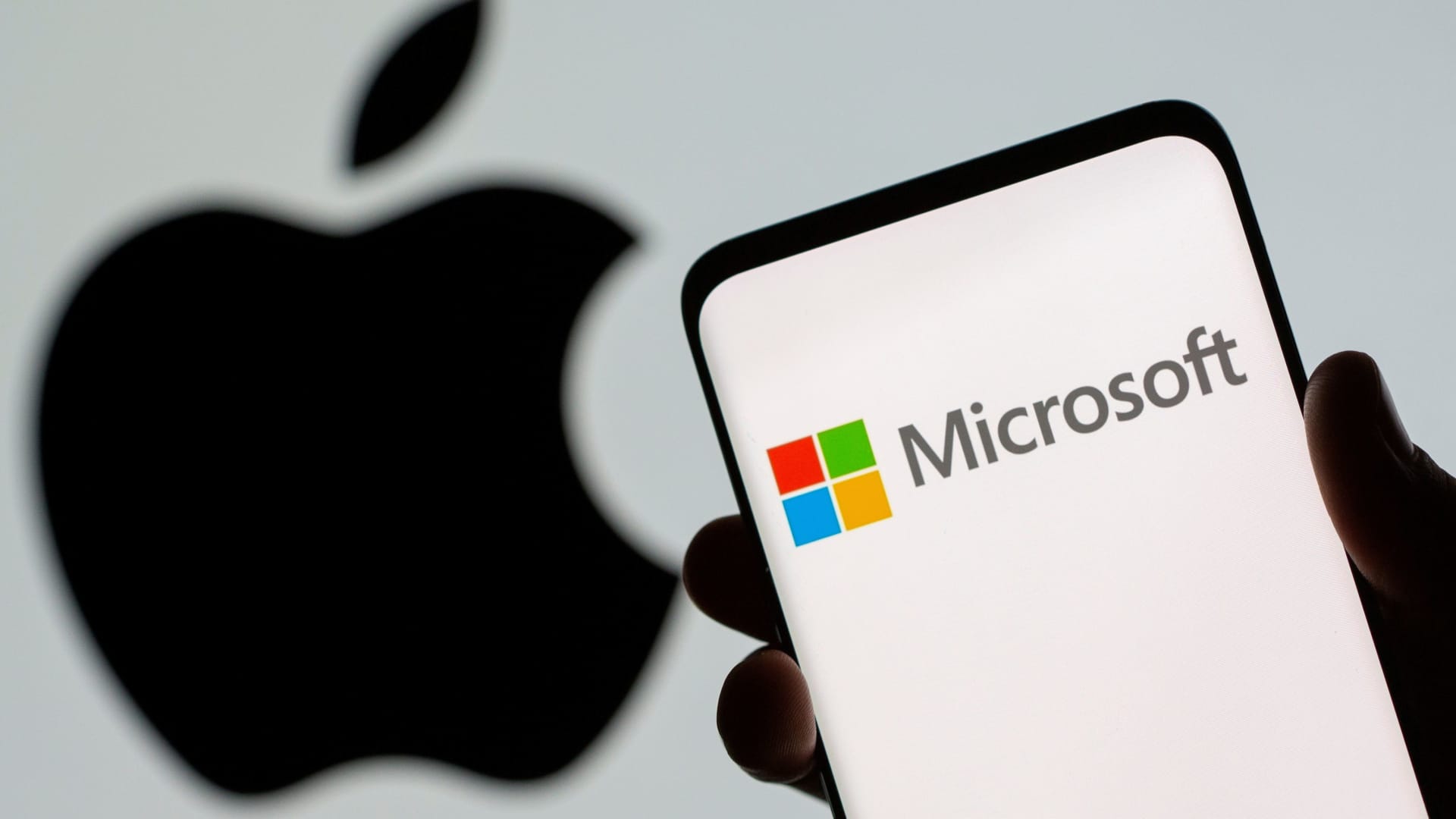 Apple đứng trước nguy cơ mất ngôi công ty giá trị nhất thế giới vào tay Microsoft 
