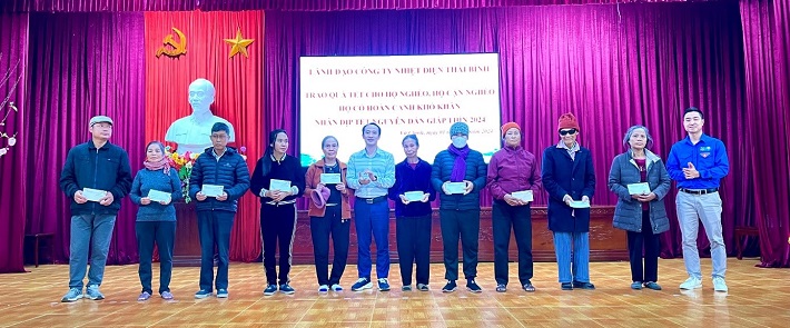 Đồng chí Nguyễn Quang Thắng - Phó Giám đốc Công ty (đúng giữa) trao quà cho các hội gia đình chính sách tại Xã Vũ Chính