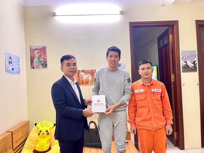 Đồng chí Nguyễn Việt Hùng - Chủ tịch Công đoàn Công ty thăm hỏi, trao quà cho Đồng chí Đinh Ngọc Sơn – Trưởng ca Công ty