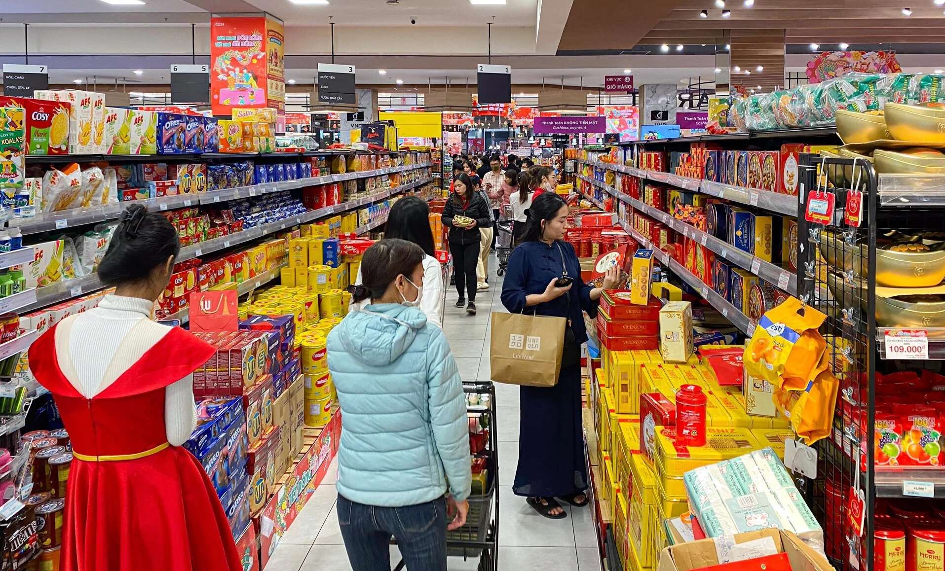 Nhiều siêu thị, cửa hàng tiện lợi ở Hà Nội mở cửa xuyên Tết - Ảnh: VTC