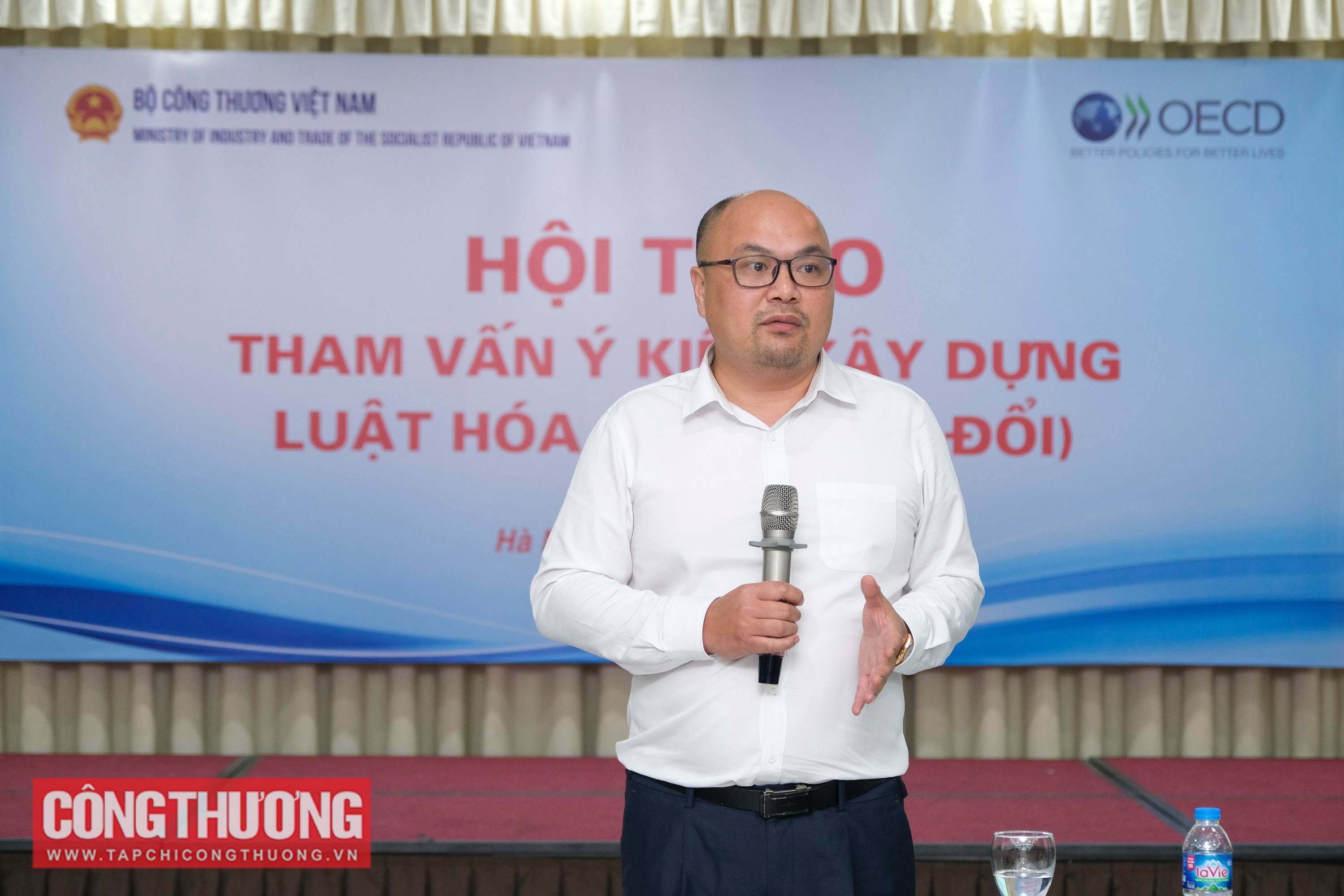 Đại diện Cục Hóa chất trình bày, làm rõ thêm về các điều khoản trong dự thảo Luật Hóa chất (sửa đổi) tương ứng với 4 chính sách đã được Quốc hội thông qua