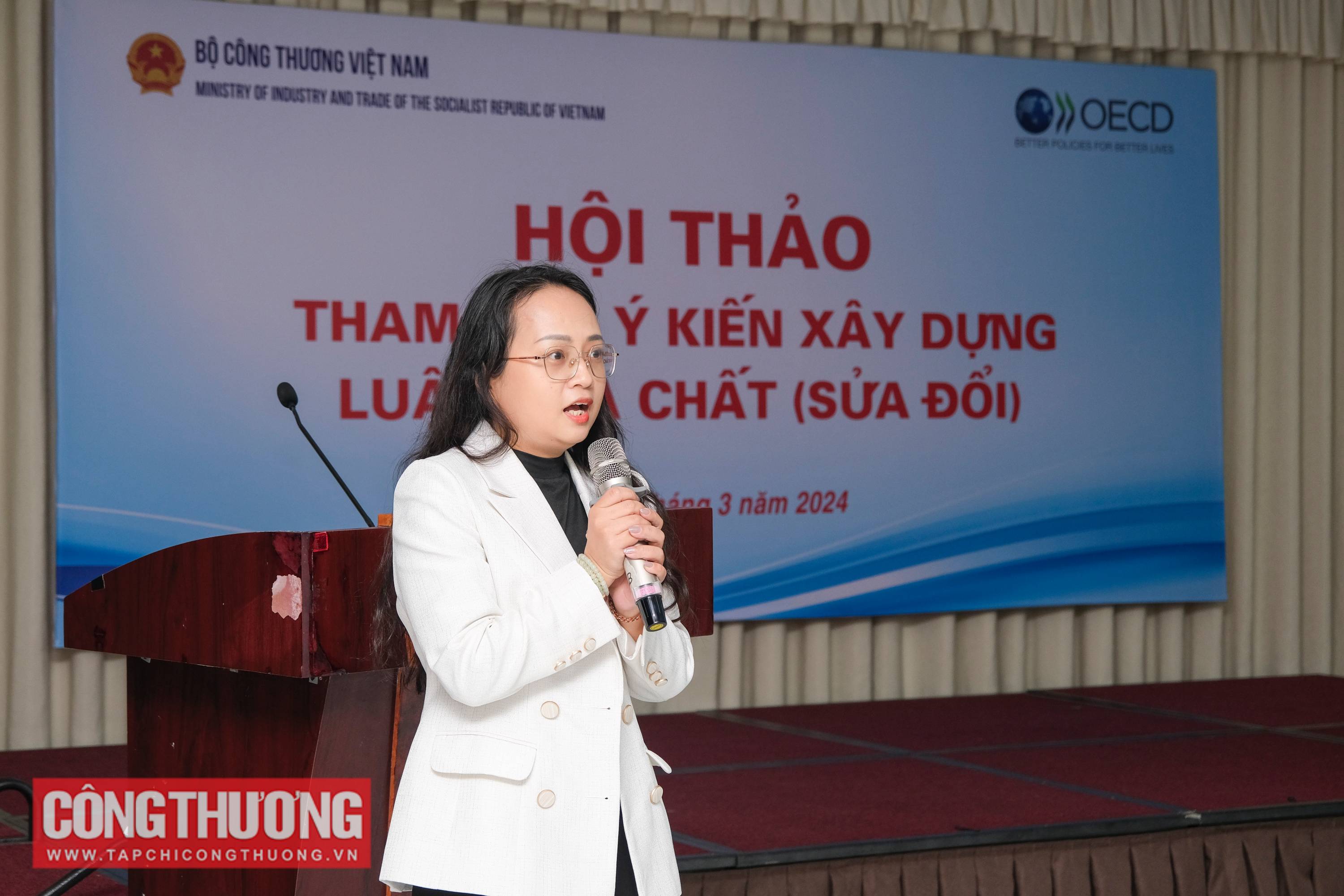 Đại diện Cục Hóa chất trình bày, làm rõ thêm về các điều khoản trong dự thảo Luật Hóa chất (sửa đổi) tương ứng với 4 chính sách đã được Quốc hội thông qua