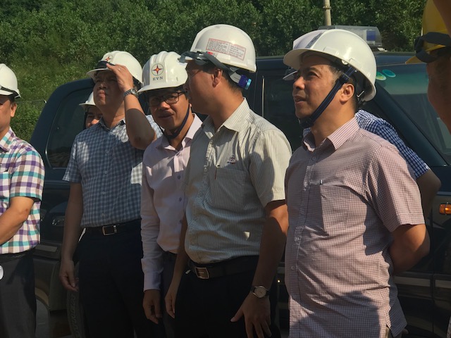 Ông Ngô Sơn Hải - Phó Tổng Giám đốc Tập đoàn Điện lực Việt Nam kiểm tra tại hiện trường