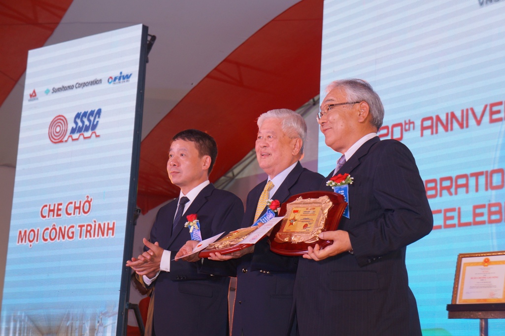 Đại diện Bộ Công Thương Việt Nam trao kỷ niệm chương Vì sự phát triển ngành Công Thương Việt Nam cho phía đại diện liên doanh