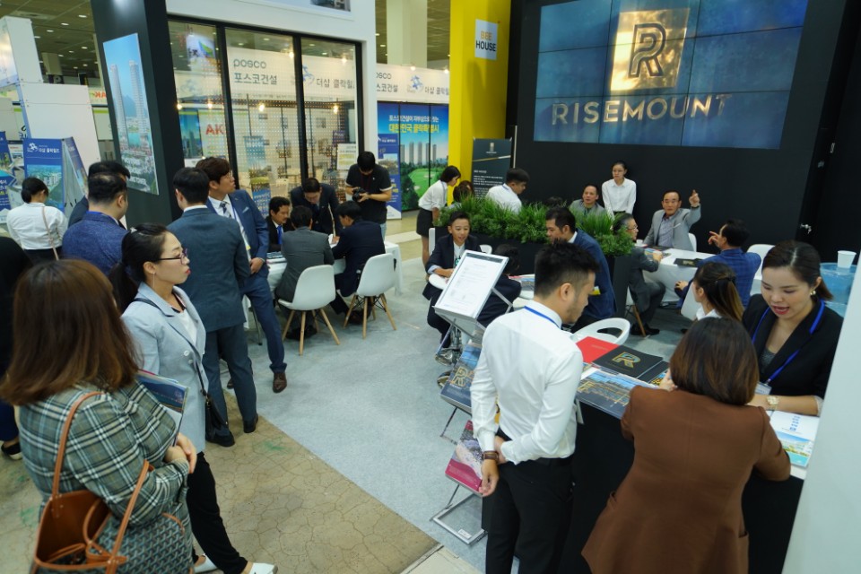 Gian hàng giới thiệu sản phẩm chuỗi thương hiệu Risemount của Vicoland Group tại Realty Expo Korea 2018 nhận được nhiều sự chú ý của khách hàng và giới đầu tư