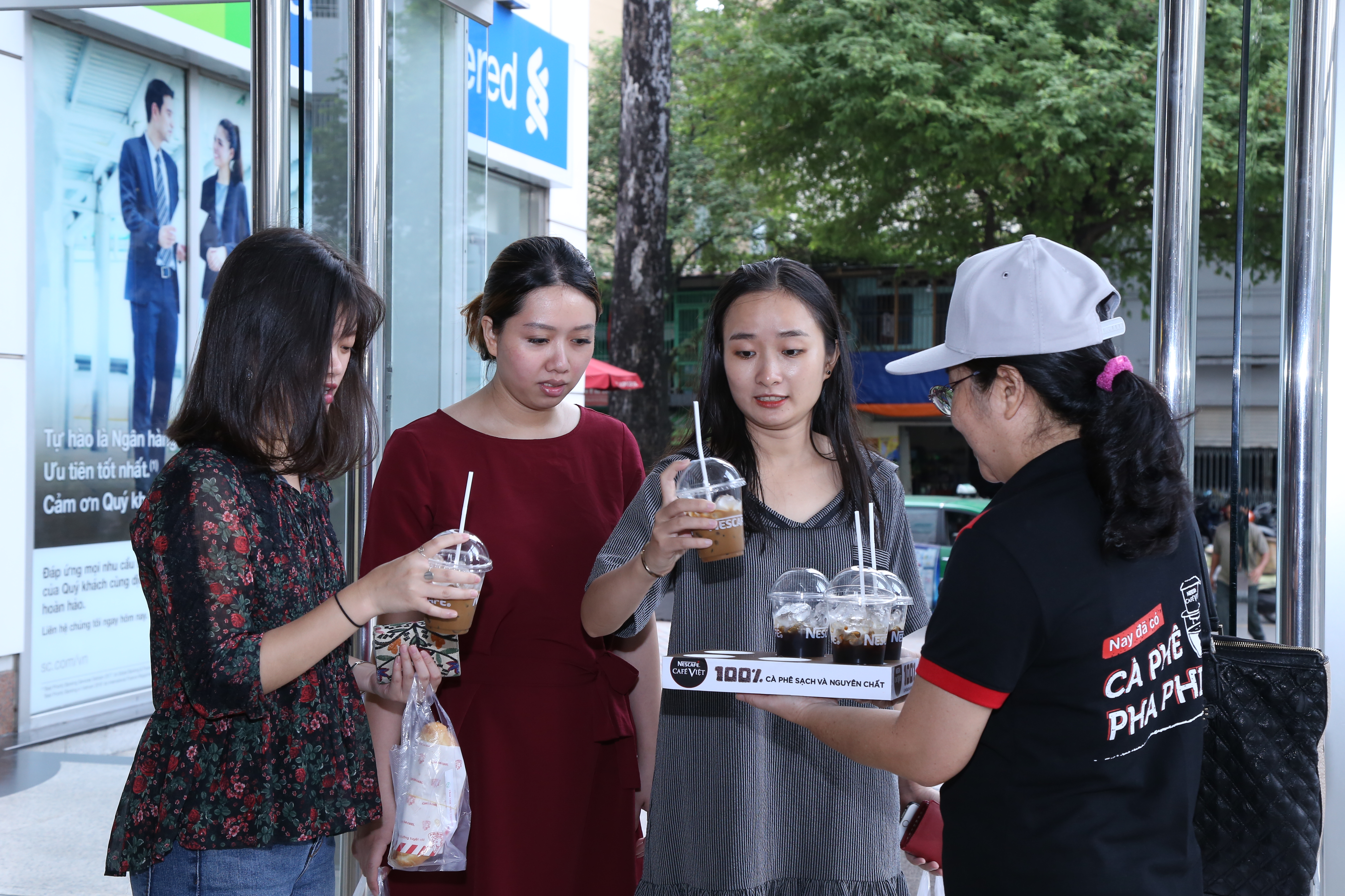 Nhân viên Công ty Nestlé Việt Nam tư vấn sản phẩm cho người dùng