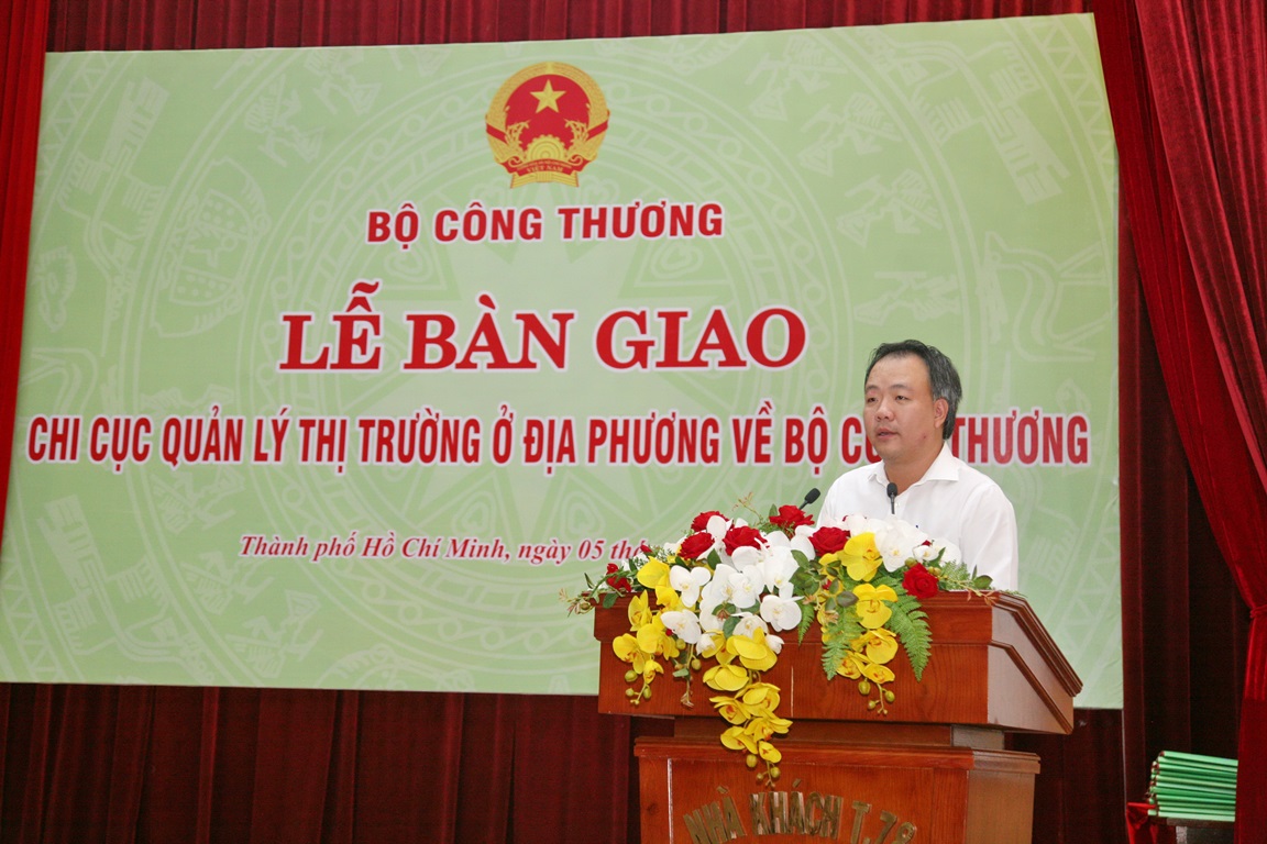 Ông Trần Hữu Linh - Tổng Cục trưởng, Tổng Cục QLTT điều hành buổi lễ bàn giao 21 Chi cục QLTT phía Nam về Bộ Công Thương
