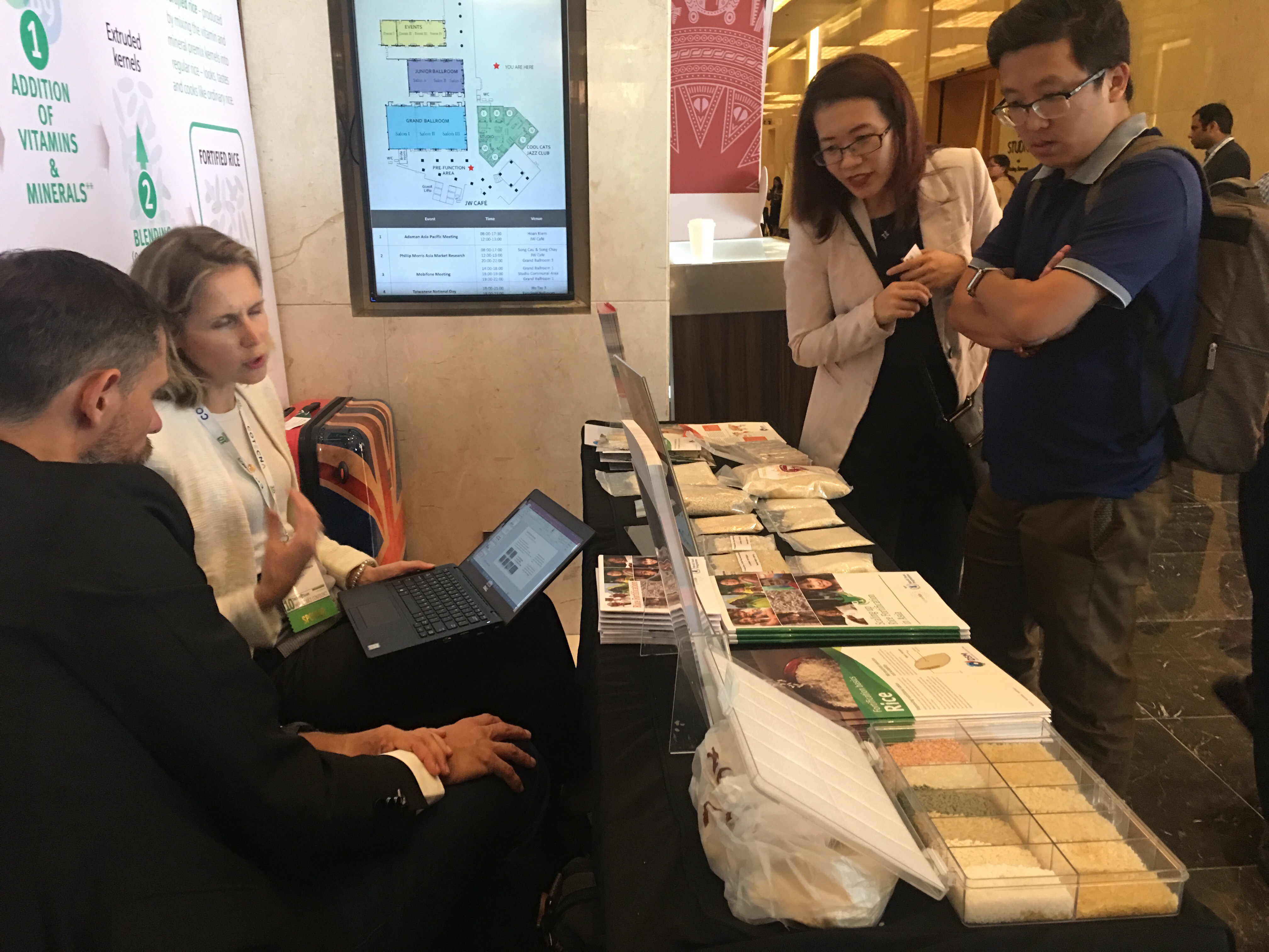 Nhiều du khách, đối tác quốc tế quan tâm đến các sản phẩm gạo của Việt Nam