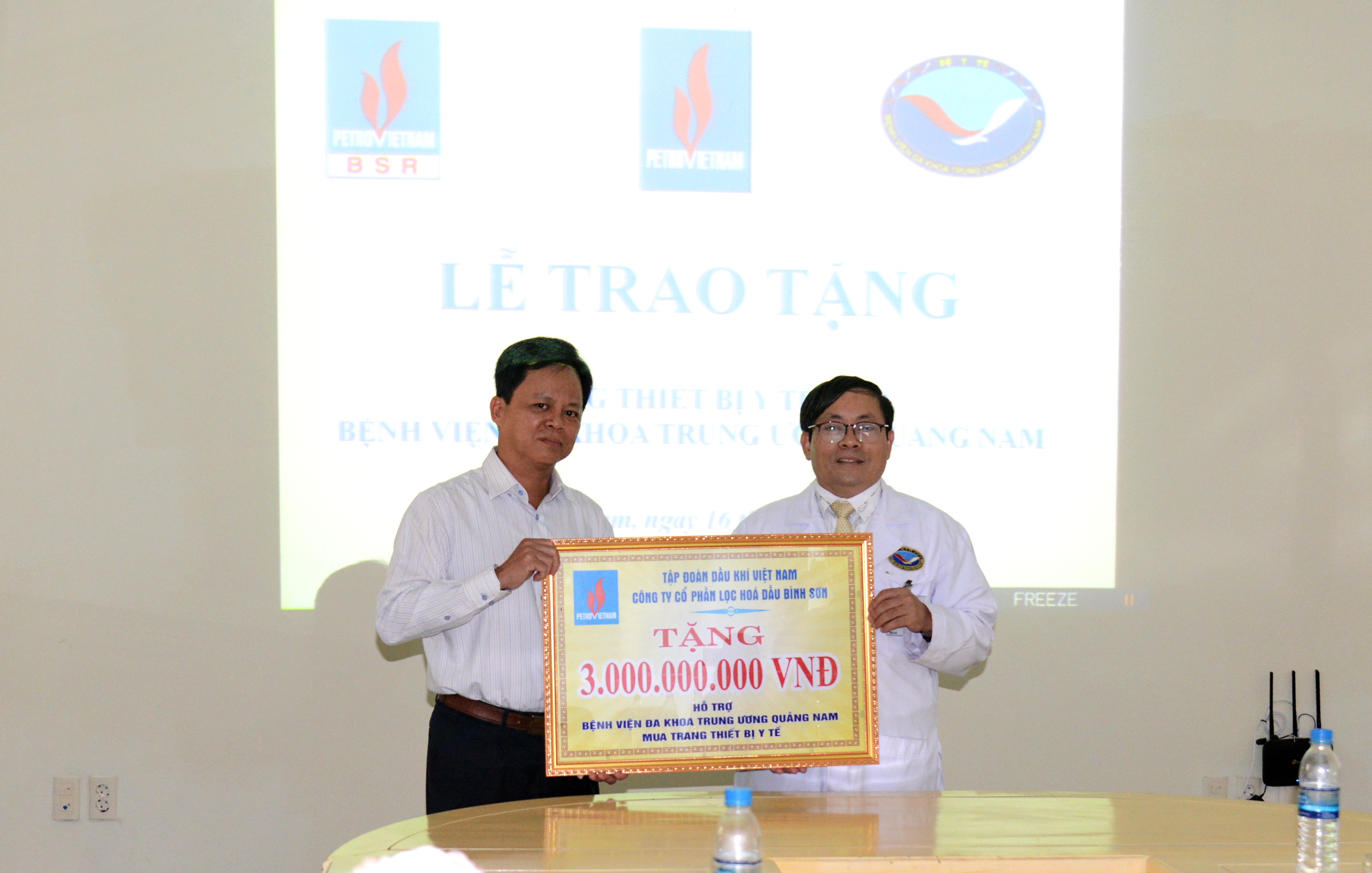 Đại diện lãnh đạo BSR trao bảng tượng trưng số tiền hỗ trợ 3 tỷ đồng cho Bệnh viện Đa khoa Trung ương Quảng Nam để mua sắm thiết bị y tế