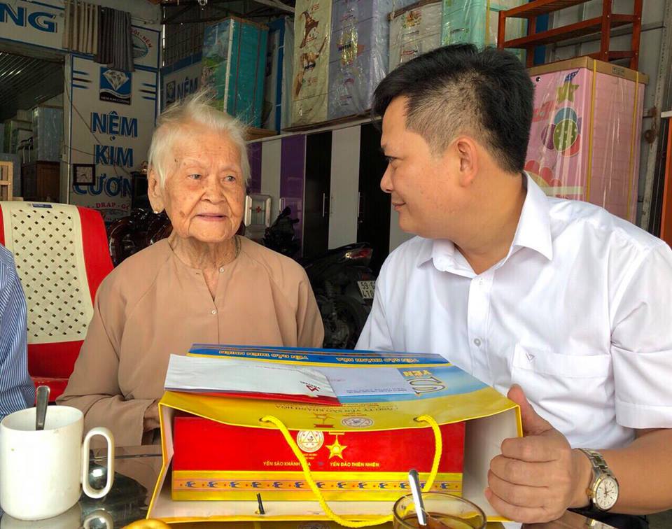 Chủ tịch Vương Duy Khánh cùng mẹ Đặng Thị Lớt trò chuyện vui vẻ, thân mật