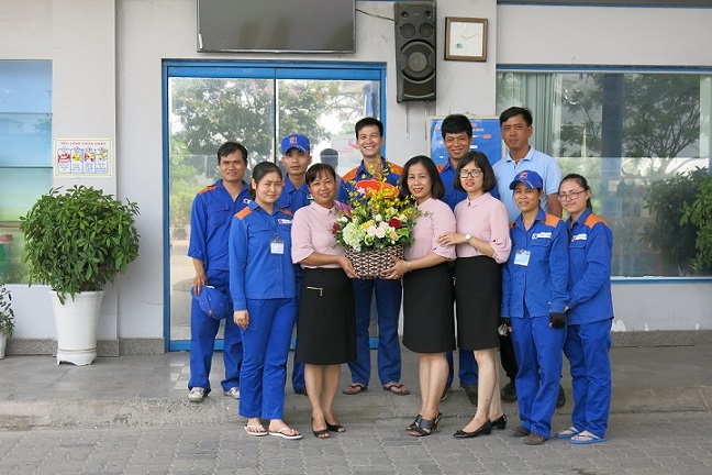 Chị Trần Bích Hường- CHT CHXD Dương Kinh ( hàng dưới, thứ 3 từ trái sang) cùng đội ngũ CBCNV tại cửa hàng trong một lần nhận phần thưởng CHXD đạt thành tích xuất sắc Quí I/2018