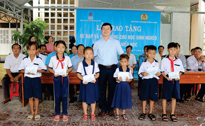 Ông Đoàn Công Đức - Bí thư Đảng ủy, Giám đốc PV Power Ca Mau, tặng học bổng và xe đạp cho các em học sinh nghèo, hiếu học tại huyện U Minh, tỉnh Cà Mau năm học 2020-2021.