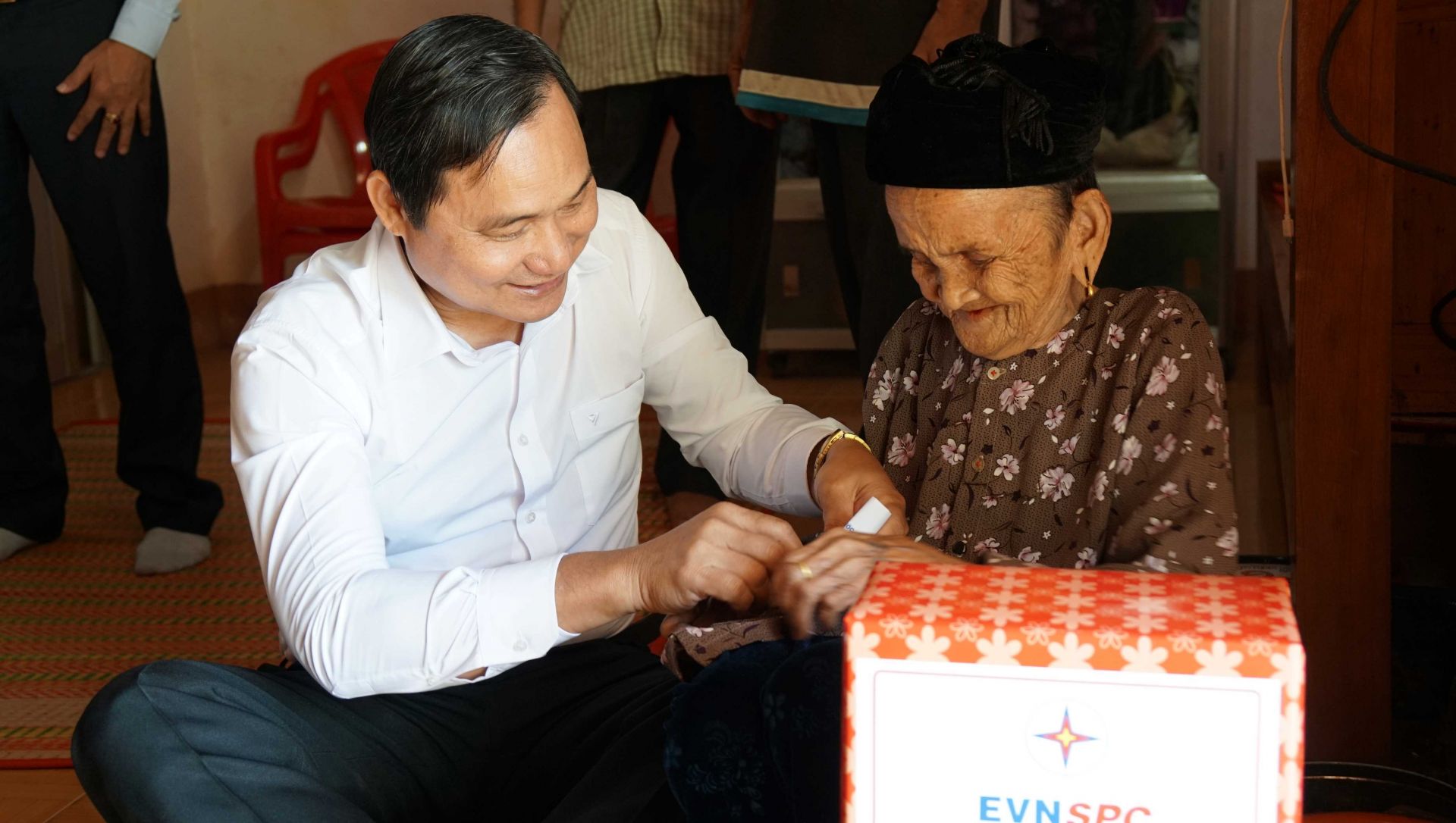 Lãnh đạo EVNSPC thăm hỏi và tặng quà Mẹ Việt Nam Anh hùng Kha Thị Yến
