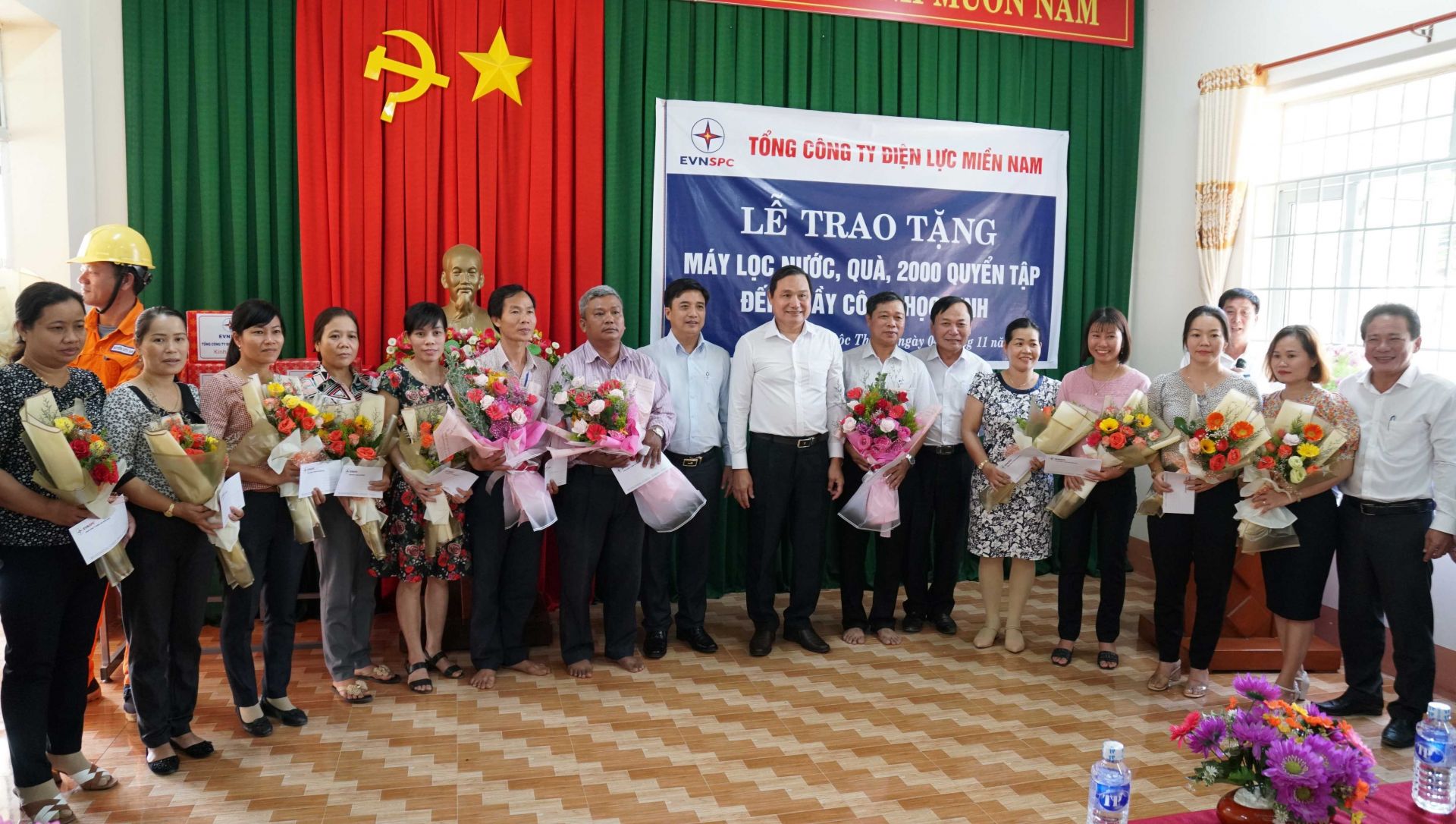 Lãnh đạo EVNSPC thăm và tặng quà cho học sinh, thầy cô trường Tiểu học và Trung học Cơ sở Lộc Ninh nhân dịp 20.11