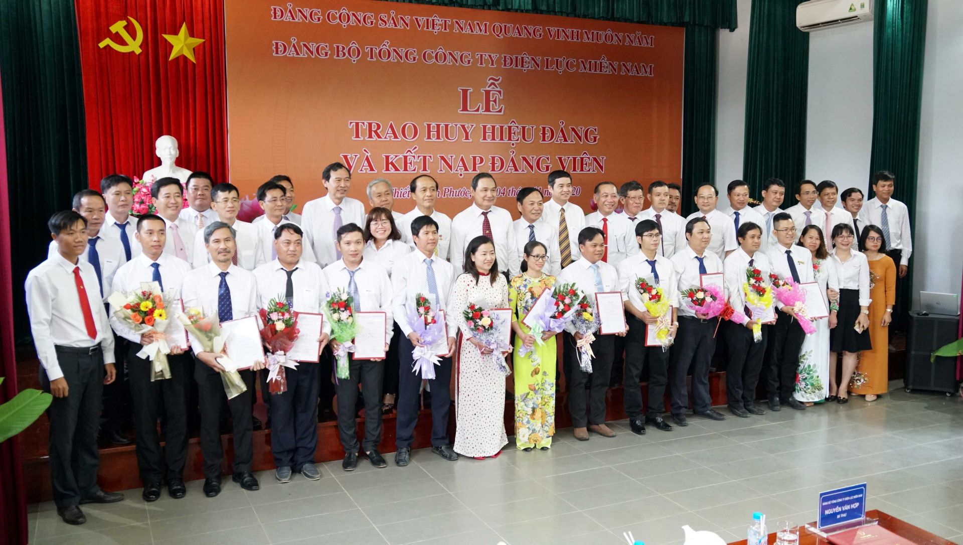 Đảng ủy EVNSPC, Đảng ủy các đơn vị trực thuộc chụp ảnh lưu niệm cùng các đồng chí đảng viên mới kết nạp. 