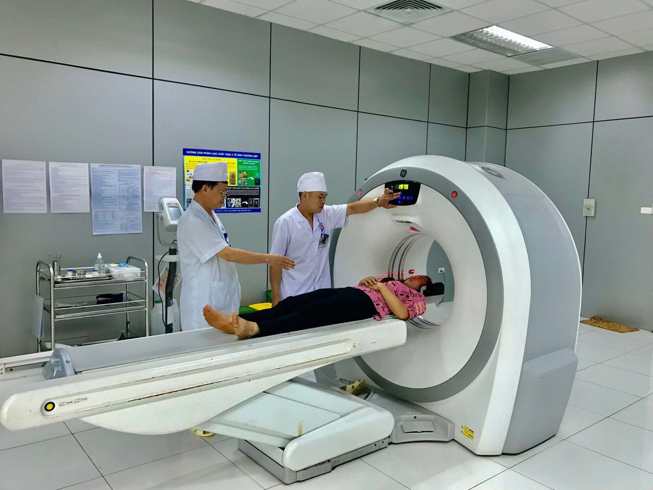 Bác sỹ khoa Chẩn đoán hình ảnh Bệnh viện đa khoa tỉnh Bắc Kạn chụp CT scanner sọ não cho người bệnh