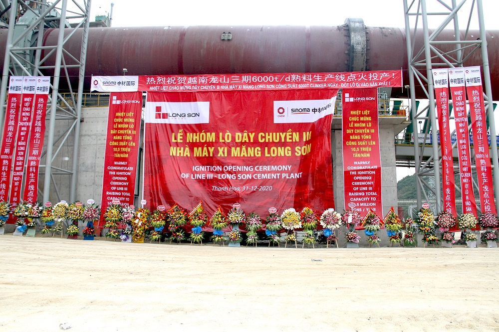Lễ nhóm lò dây chuyền III Xi măng Long Sơn.