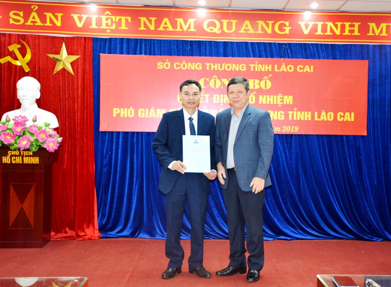 Phó Chủ tịch UBND tỉnh Lào Cai trao quyết định cho ông Hoàng Văn Thuân