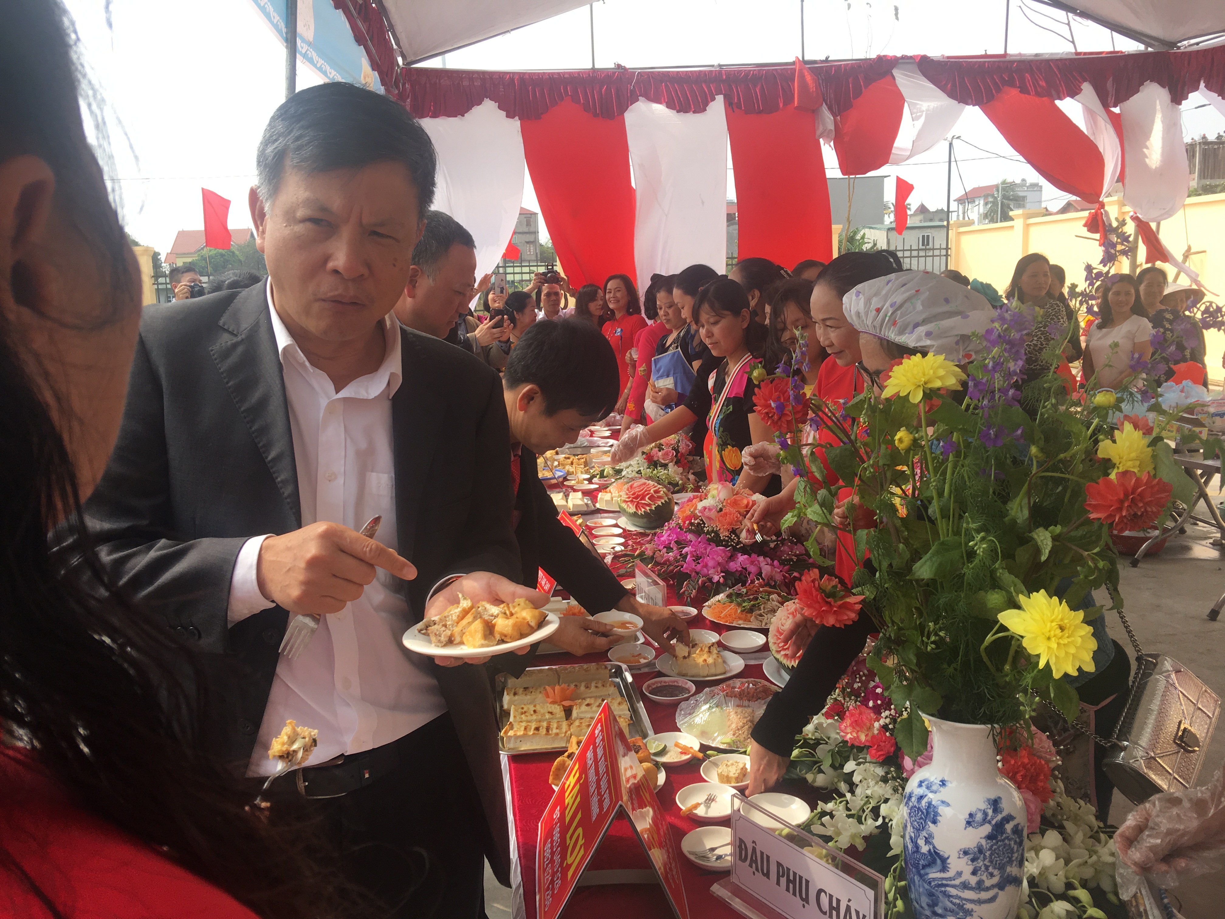 Ông Đàm Tiến Thăng - Phó Giấm đốc sở Công Thương Hà Nội thăm quan và thưởng thức các sản phẩm đậu phụ làng Chài 