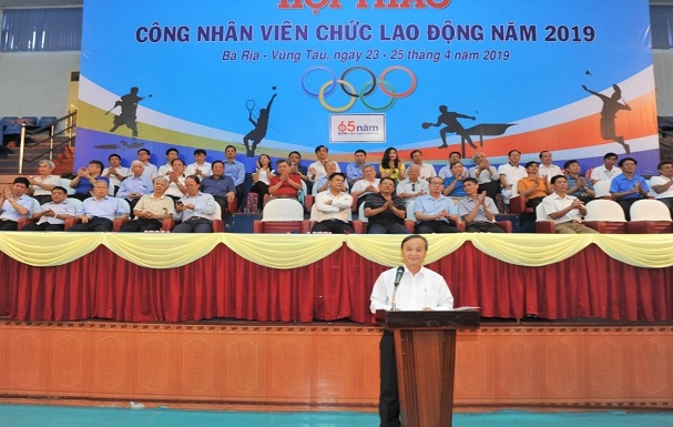 Đ/c Cao Minh Trung, Phó Tổng Giám đốc, Chủ tịch Công đoàn Tổng Công ty Phát điện 3 phát biểu khai mạc Hội thao