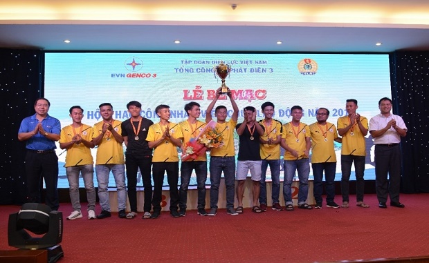 Trao Giải Nhất môn Bóng đá cho Đội bóng Nhà máy Nhiệt điện Vĩnh Tân 4