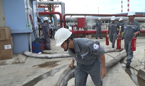 Các thành viên đội ứng phó sự cố tràn dầu, phối hợp triển khai xử lý tình huống