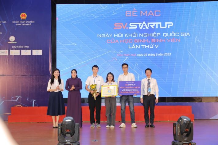 Nhóm sinh viên Dự án Tủ trồng thảo dược Đông trùng hạ thảo quy mô Hộ gia đình nhận giải Khuyến khích tại Lễ trao giải của cuộc thi