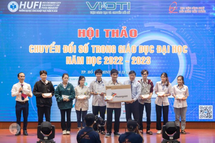 PGS. TS. Nguyễn Xuân Hoàn - Hiệu trường Nhà trường tặng qua cho sinh viên tham gia giao lưu tại hội thảo