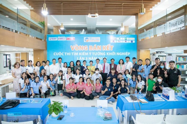 Các đội thi chụp hình lưu niệm tại Vòng bán kết của cuộc thi Ý tưởng khởi nghiệp năm 2022 tại Đại học HUFI