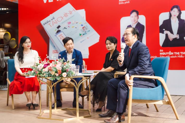 Tọa đàm chia sẻ về sách “Hiểu về tài chính” và cách quản lý chi tiêu cá nhân với sự tham gia từ đại diện Home Credit Việt Nam, Saigon Books, và nhóm tác giả. 