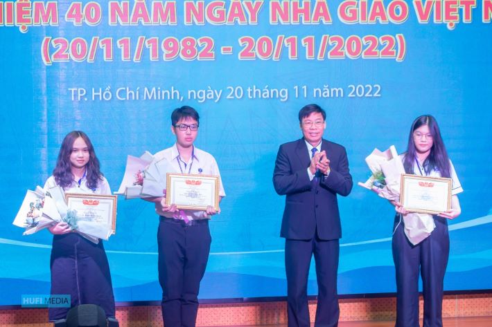 PGS. TS. Nguyễn Xuân Hoàn - Hiệu trưởng Nhà trường trao bằng khen thưởng và học bổng cho tân Thủ khoa và Á khoa đầu vào có điểm cao trong kỳ tuyển sinh năm học 2022 – 2023